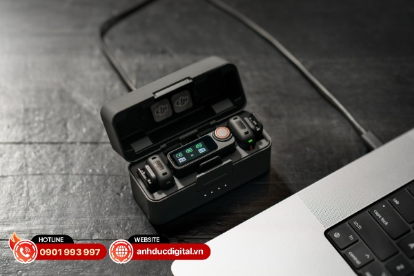 Mỗi bộ phát DJI Mic 3 khi được sạc đầy có thể hoạt động lên đến 8 tiếng và bộ thu có thể đạt mức 10 tiếng