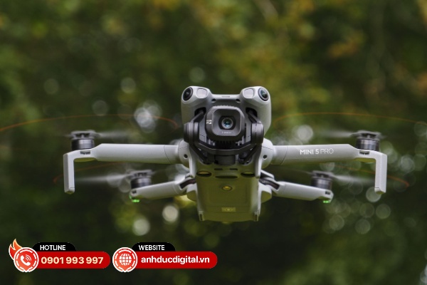 DJI Mini 5 Pro hỗ trợ góc xoay theo phương ngang lên đến 225 độ và xoay các trục linh hoạt hơn