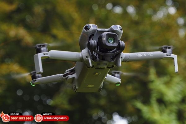 Pin thông minh của DJI Mini 5 Pro cho thời gian bay tối đa 52 phút, sạc nhanh 65W cho chuyến bay liên tục không gián đoạn