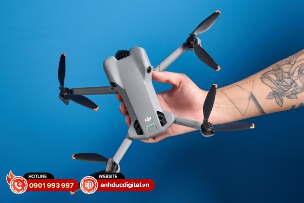 Phần thân vỏ của flycam cũng sẽ có các rãnh tản nhiệt ở phía sau cụm camera và phía trên 