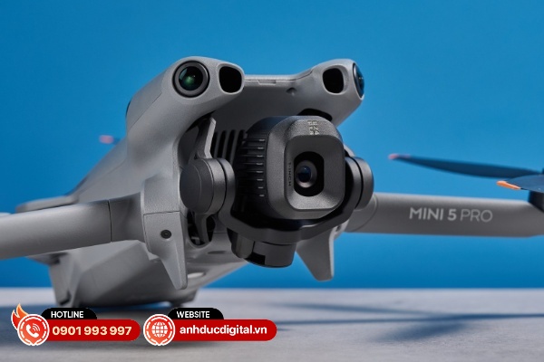  DJI cũng tích hợp cụm gimbal mới với góc xoay rộng đến 225 độ tương tự như Mavic 4 Pro