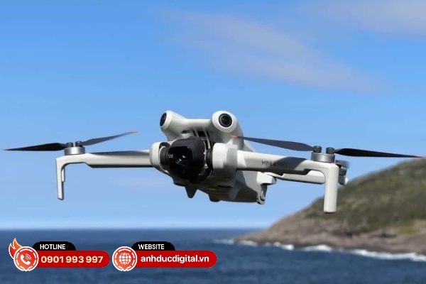 Cả hai dòng flycam đều có thiết kế khá giống nhau với phần thiết kế cánh quạt gập để tăng cường tính di động