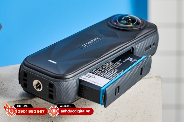 Insta360 X5 được trang bị viên pin lên đến 2400 mAh với thời lượng pin tương đối lớn