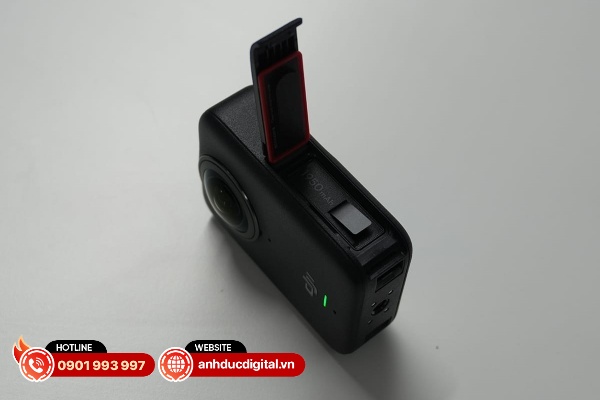 Khe pin bên hông của DJI Osmo 360