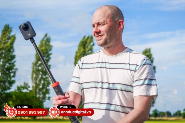 DJI Osmo 360 còn có thêm tính năng xóa gậy tự sướng hoàn toàn khỏi video 360 độ