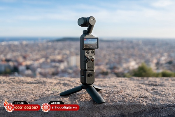 DJI Osmo Pocket 4 có thời lượng pin tương đối dài và khả năng sạc nhanh đầy pin trong khoảng 32 phút