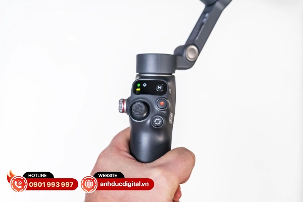 Phần màn hình nhỏ ở trên sẽ hiển thị trạng thái Bluetooth, cùng với thời lượng pin và chế độ gimbal