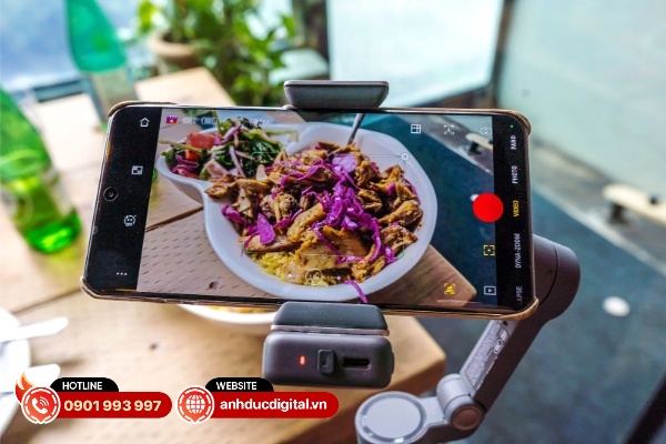 DJI Osmo Mobile 8 tận dụng cả camera chính và camera tele để theo dõi đối tượng chính xác hơn