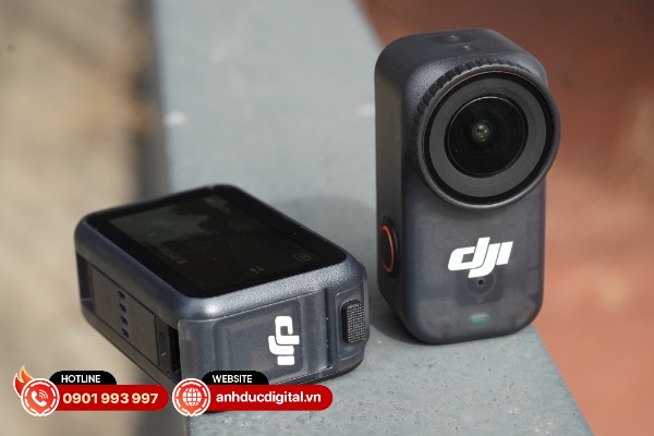 DJI Osmo Nano có thiết kế theo dạng hình chữ nhật ngang có thể nằm gọn trong lòng bàn tay