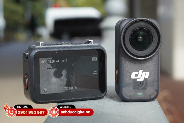 Phần dế cắm của DJI Osmo Nano có phần nam châm với chân tiếp diểm và móc gài