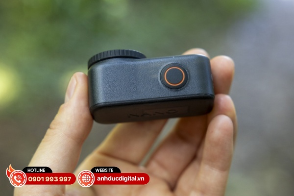 Nút ghi lớn trên cụm máy quay của DJI Osmo Nano