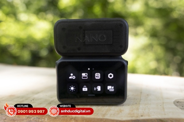 Phần Menu chủ yếu là đen trắng với điểm nhấn màu vàng và nó kém bắt mắt hơn một chút
