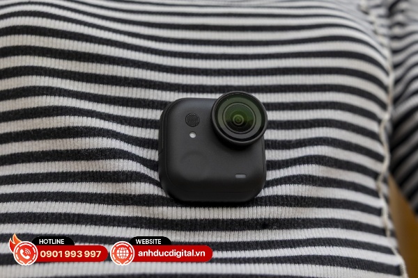 Insta360 Go Ultra có khả năng sạc nhanh mặc dù có thời lượng pin ngắn hơn