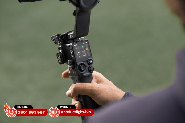 Một điểm mới trên DJI RS5 là chỉ báo trục dọc trên màn hình mới