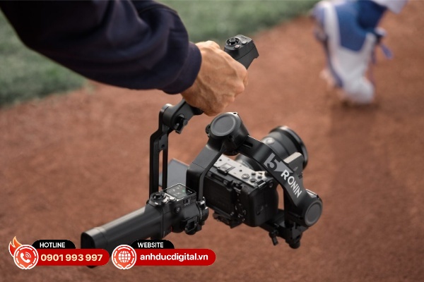 DJI RS5 lần đầu tiên giới thiệu tay cầm gấp gọn hoàn toàn mới có thêm bộ điều khiển
