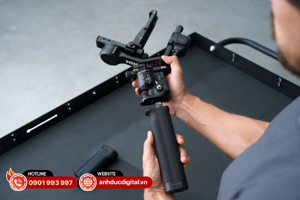 Ngoài báng pin BG33 tiêu chuẩn được nâng cấp, người dùng có thêm báng pin lớn BG70 có thời lượng pin dài hơn