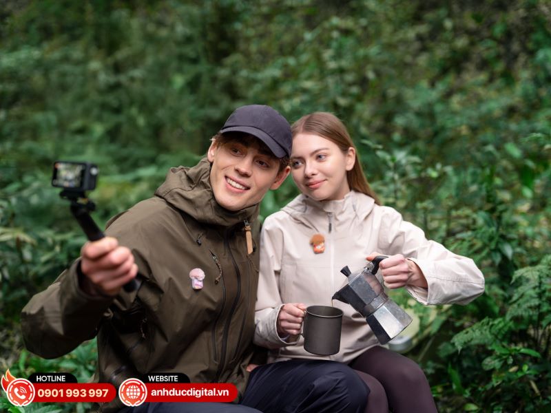 DJI Mic Mini 2S kết nối trực tiếp với thiết bị hỗ trợ OsmoAudio, giúp setup quay vlog gọn nhẹ hơn mà không cần receiver