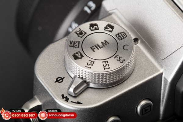 Núm xoay vật lý trên Fujifilm X-T30 III giúp chọn và thay đổi nhanh các chế độ Film Simulation