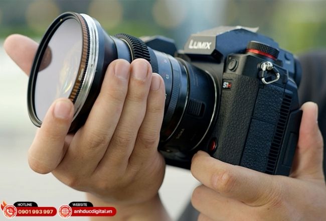 Lớp tráng phủ trên filter giúp hạn chế flare và bóng ma khi chụp ngược sáng.