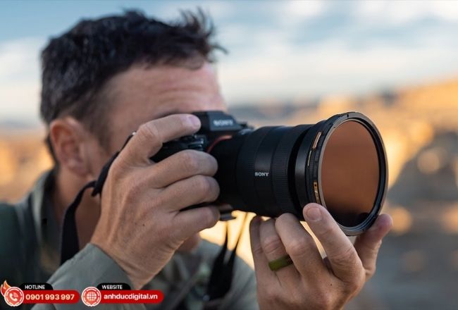 Filter CPL giúp giảm phản xạ, làm bầu trời xanh hơn và ảnh có chiều sâu hơn.