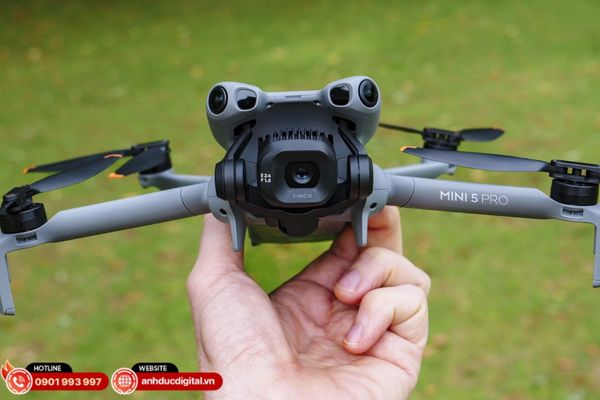 Flycam du lịch mạnh nhất hiện nay với gimbal xoay 225° và khả năng quay dọc mượt mà
