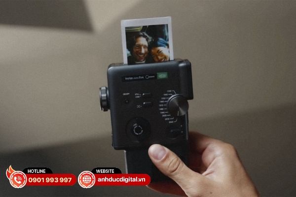 Fujifilm Instax Mini Evo Cinema kế thừa cốt lõi của dòng máy Instax Evo Series với nhiều tính năng mới mẻ