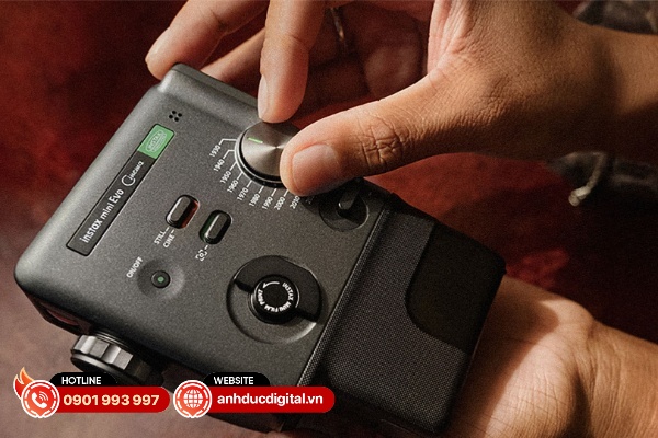Fujifilm Instax Mini Evo Cinema sở hữu thân máy có thiết kế cổ điển của dòng máy film 8mm