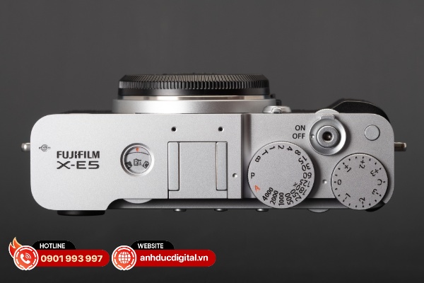 Fujifilm đã tích hợp vòng xoay giả lập mới ẩn phía dưới mặt kim loại với một cửa sổ hiển thị