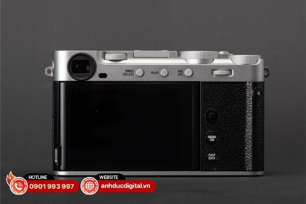 Kính ngắm của Fujifilm X-E5 được thiết kế liền thân với phần chi tiết mặt trên