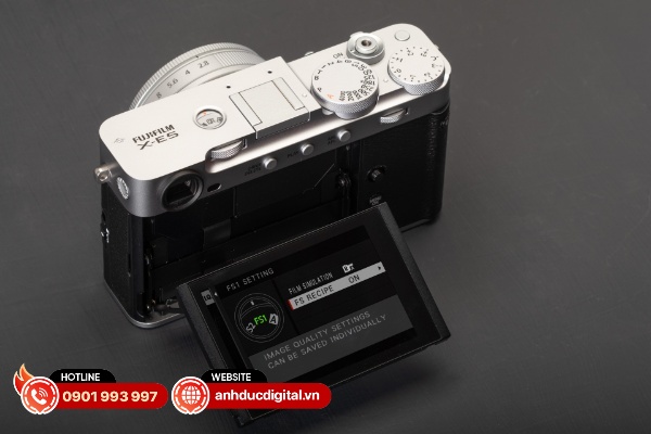 Màn hình của Fujifilm X-E5 có khả năng lật nghiêng và lật hướng về phía trước với góc 180 độ