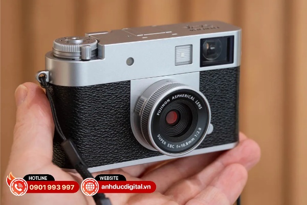 Fujifilm X-Half mang đến cảm giác rất sang trọng với các mảng màu và phông chữ đặc biệt