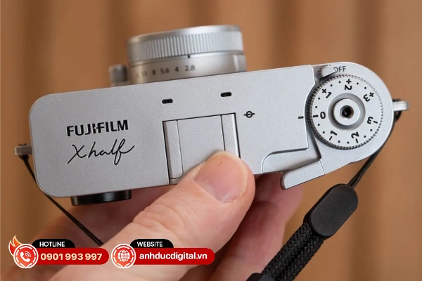 Fujifilm X-Half vẫn có vòng lấy nét thủ công và vòng khẩu độ được gia công tỉ mỉ trên ống kính