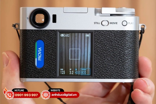Màn hình LCD và kính ngắm cũng được bố trí theo chiều dọc với bố cục tương đối khớp so với hình ảnh chính