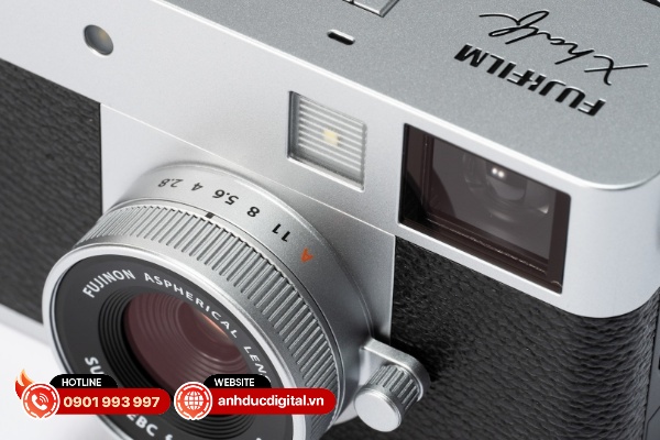 Fujifilm X-Half sử dụng cảm biến BSI CMOS 1-inch đi kèm với ống kính 10.8mm F2.8