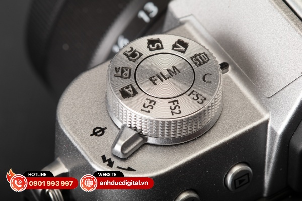 Bên trái của Fujifilm X-T30 III sẽ là vòng xoay giả lập phim
