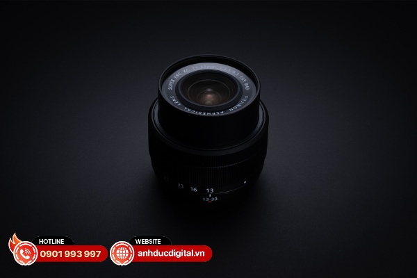 Fujifilm XC 13-33 mm F3.5-6.3 OIS là ống kính thu phóng tiêu chuẩn nhỏ và nhẹ nhất của Fujifilm