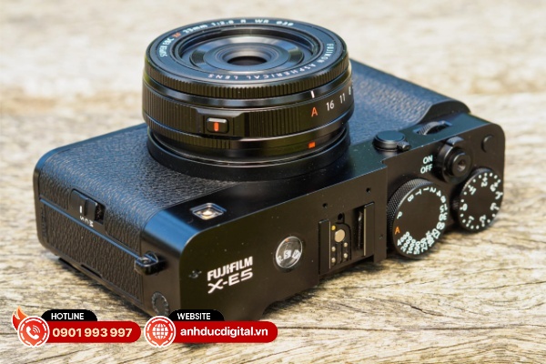 Vòng khẩu độ có giá trị từ F/2.8 – F/16 và mốc Auto ở cuối vòng