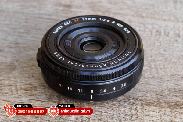 Fujifilm XF 27mm f/2.8 R WR có thiết kế chỉ dày như miếng bánh pancake