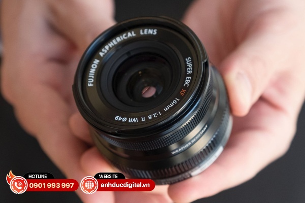 Fujifilm XF 16mm f/2.8 R WR là ống kính góc rộng với thiết kế nhỏ gọn
