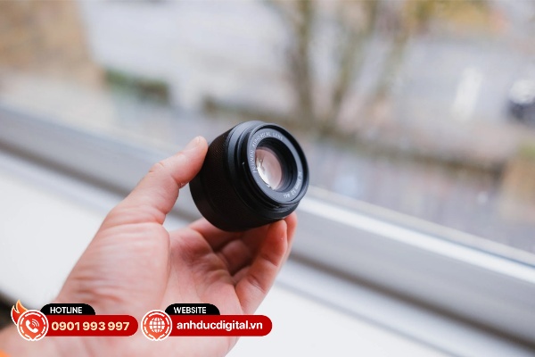 Fujifilm XC 35mm f/2 tuy chỉ có phần thân bằng nhựa nhưng lại có kích thước nhỏ gọn