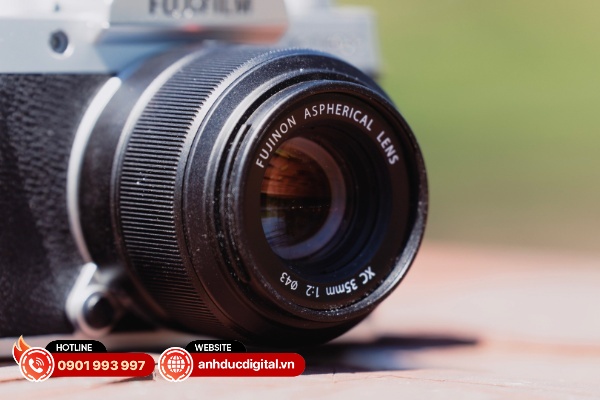 Fujifilm XC 35mm f/2 có chất lượng quang học tương đương với các ống kính XF35