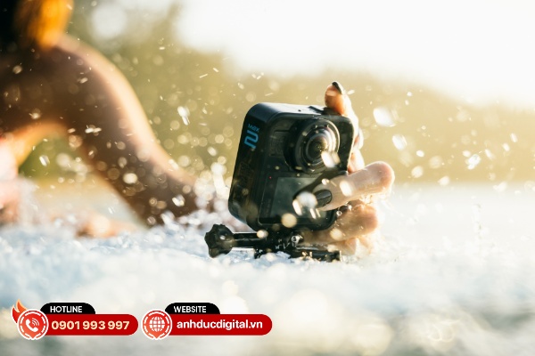 GoPro MAX 2 có phần ống kính được chế tác từ kính quang học bên bỉ với lớp phủ chống bám nước
