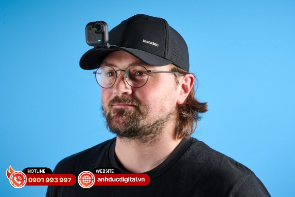 Insta360 Go Ultra có kích thước nặng hơn và dễ cảm nhận khi đeo lên mũ