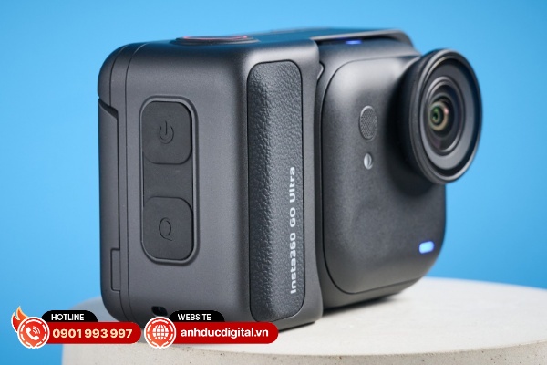 Phần hộp đựng của Insta360 Go Ultra có các nút điều khiển vật lý tiêu chuẩn