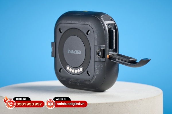 Insta360 Go Ultra có cổng USB-C để sạc và truyền dữ liệu, cùng với khe thẻ nhớ MicroSD