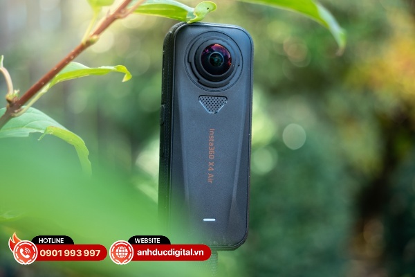 Mặt trước của Insta360 X4 Air trông rất đơn giản và đẹp mắt