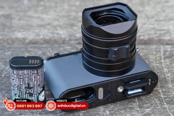 Leica Q3 43 có khả năng chụp được tối đa 350 ảnh cho mỗi lần sạc