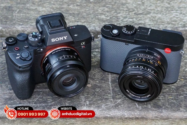 Leica Q3 43 có kích thước tương đương với bộ máy Sony Alpha A7CR với ống kính 40mm F2.5