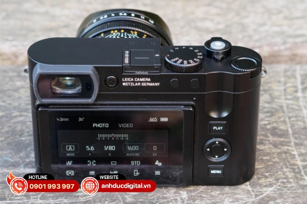 Hệ thống điều khiển ở mặt sau của Leica Q3 43