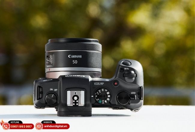 Lens tiêu chuẩn cho góc nhìn tự nhiên, dễ dùng và rất phù hợp cho người mới bắt đầu.